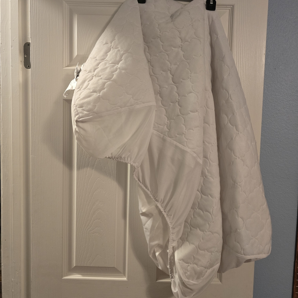 White Quilted Mattress Protector - Hypoallergenic Home Bedding
